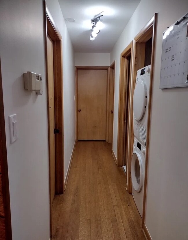 Building Photo - 3210 Vista Ter