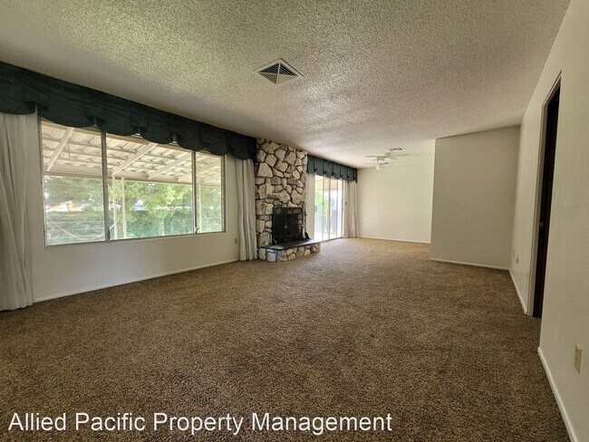 Foto del edificio - 4 br, 2 bath House - 24974 Tulip Ave.