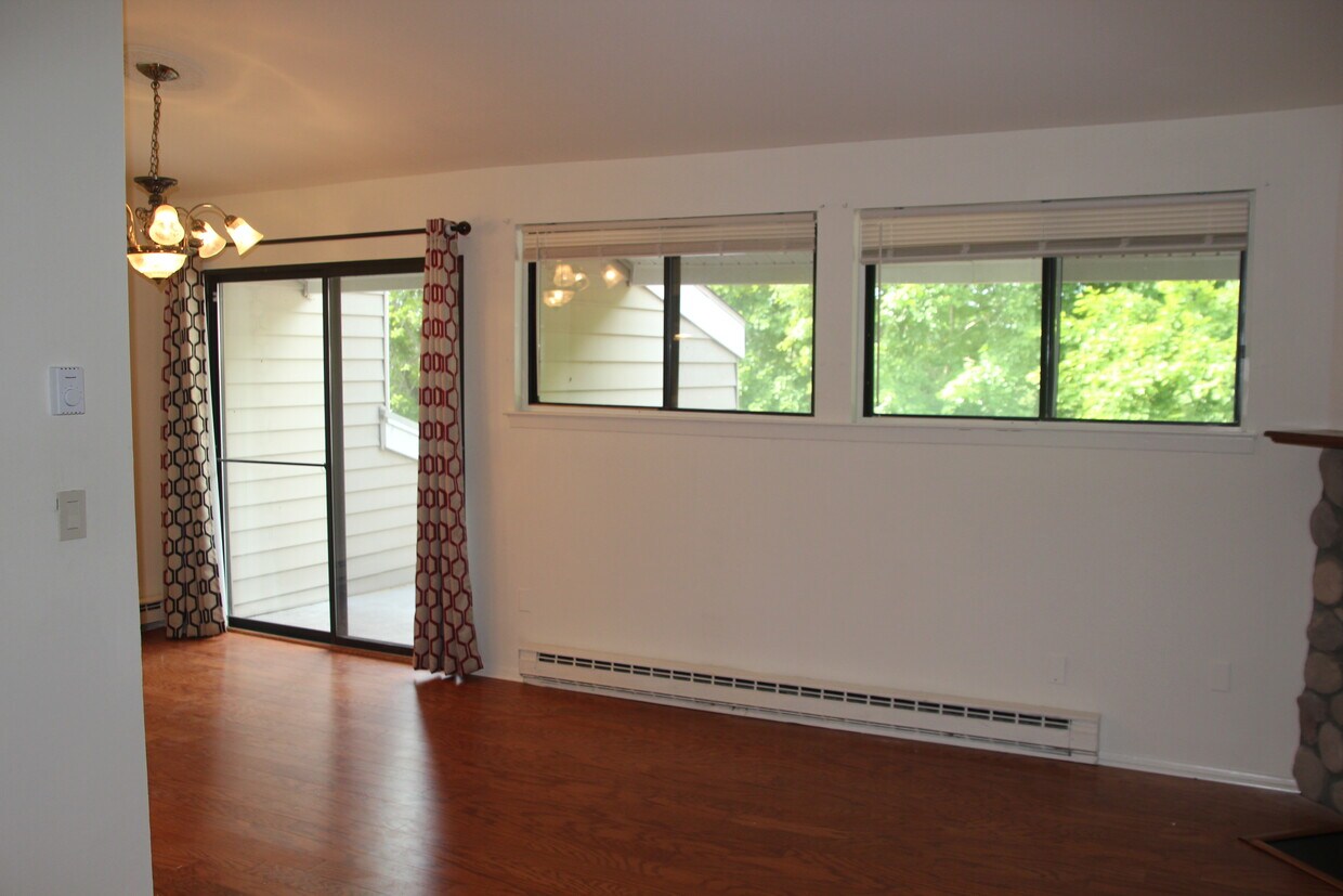 Freshly painted unit throughout, with balcony off dining room - 22 Hillside Court