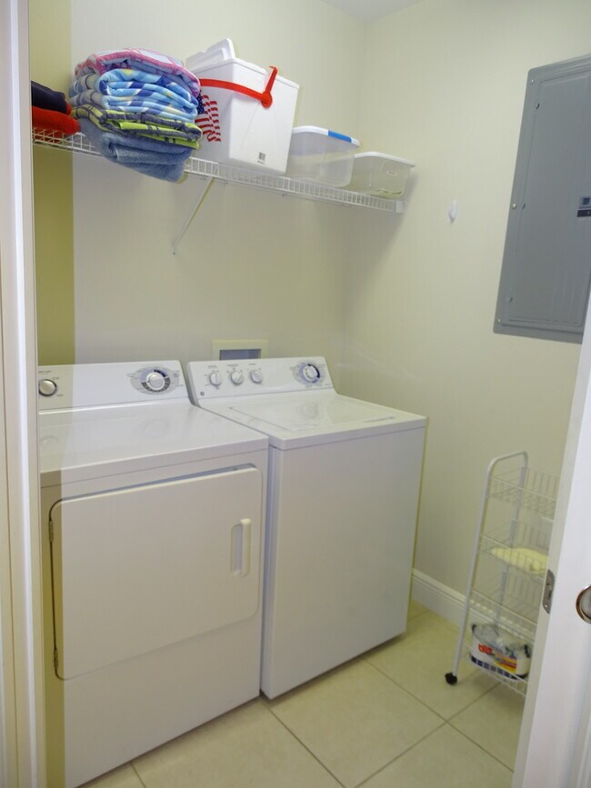 Foto del edificio - Newly Renovated & Available Now - Furnishe...