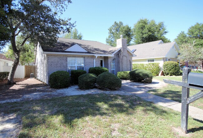 Building Photo - 243 Parkwood Cir