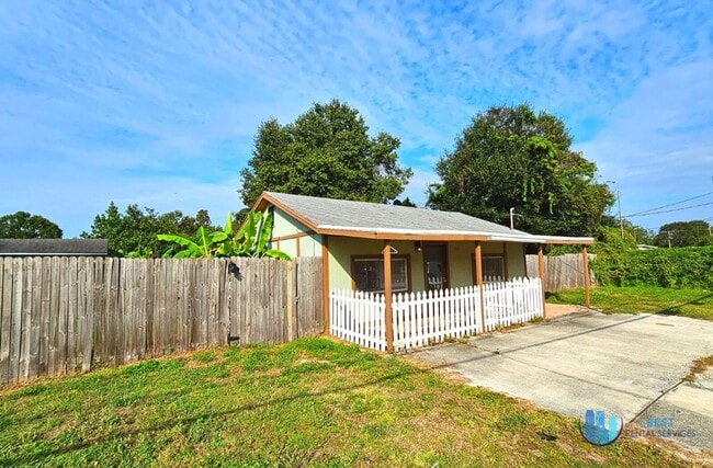 Building Photo - Rare flexible commercial space available for monthly lease on busy Combee Road