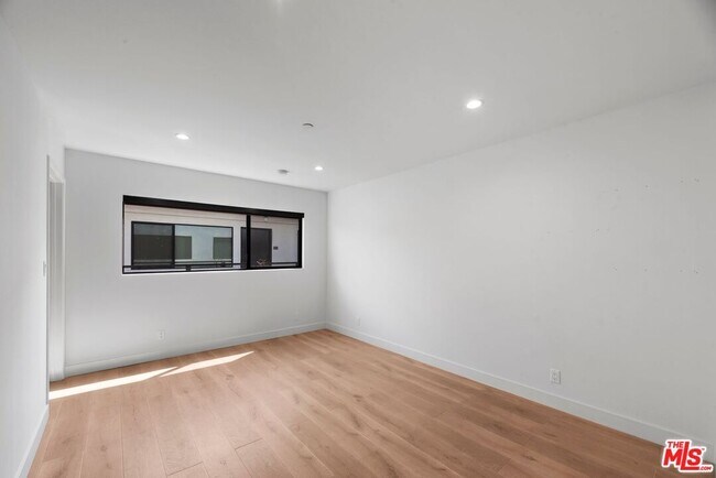 Foto del edificio - 725 N Alfred St