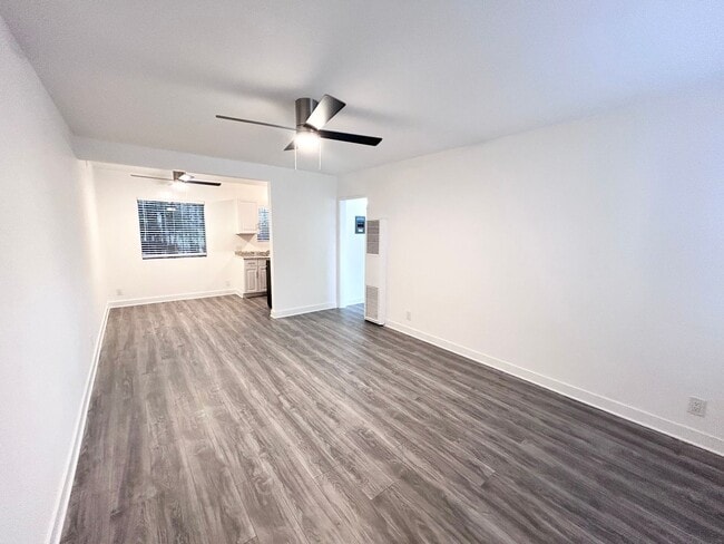 Building Photo - 1220 S Manhattan Pl