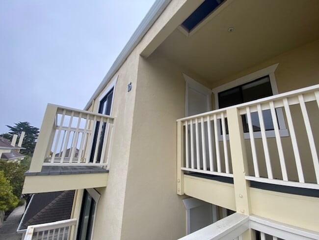 Building Photo - Bright & Stylish Monterey Condo