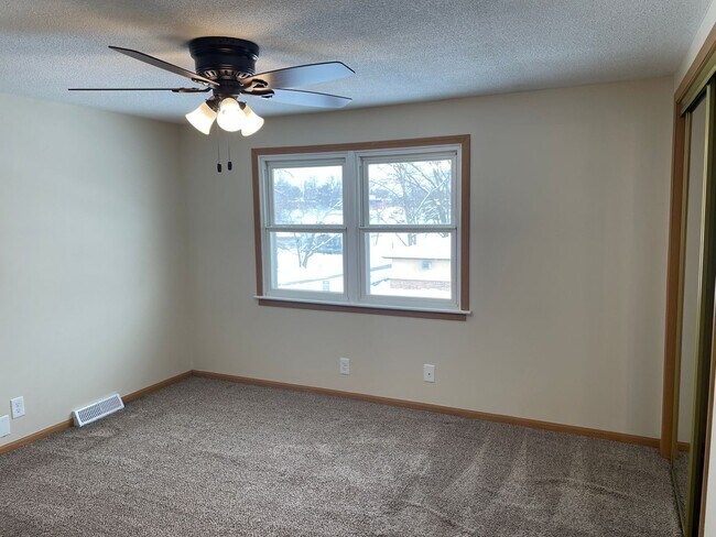 Foto del edificio - 2 Bedroom, 1 Bath Townhouse in LeClaire, IA
