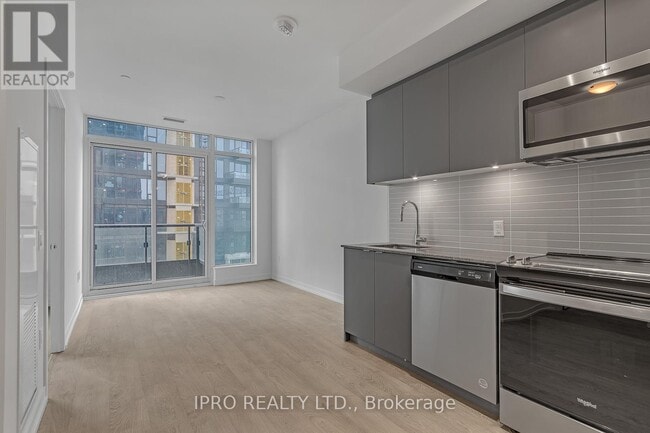 Building Photo - 8868-8868 Yonge St