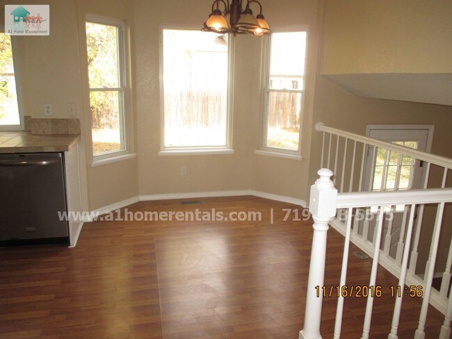 Foto del edificio - 3 Bed Tri-Level with Finished Basement