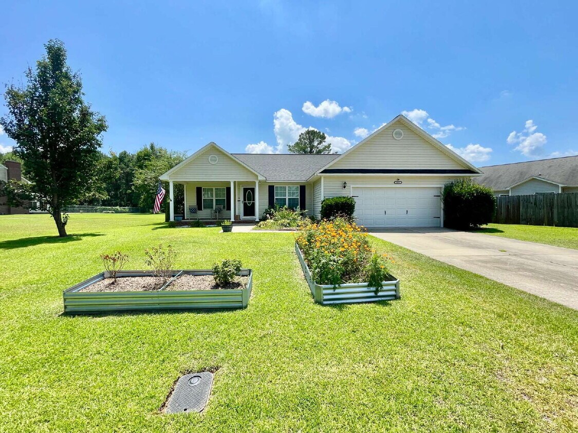 Foto principal - Charming 3-Bedroom Haven With 2 Full Baths...