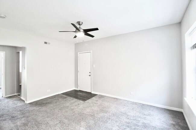 Foto del edificio - 2404 N Kilbourn Ave