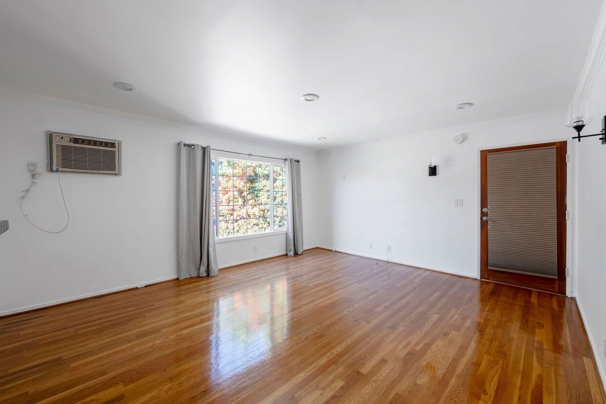 Primary Photo - 1008 N Stanley Ave