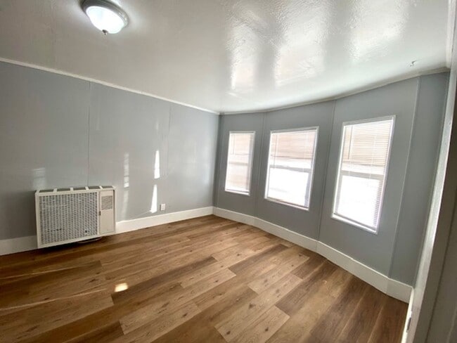 Building Photo - F00444