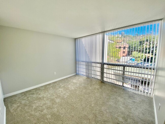 Building Photo - Beautifully Remodeled Home in the HEART of Fashion Valley! Comes with Parking!