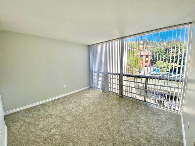 Foto del edificio - Beautifully Remodeled Home in the HEART of Fashion Valley! Comes with Parking!