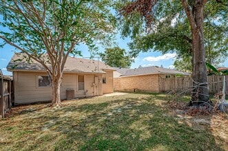 Building Photo - 7111 Village Lake Dr