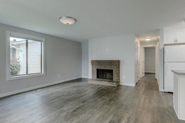 Building Photo - Completely Remodeled 2 bedroom Duplex with...