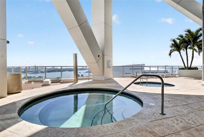 Foto del edificio - 888 Biscayne Blvd