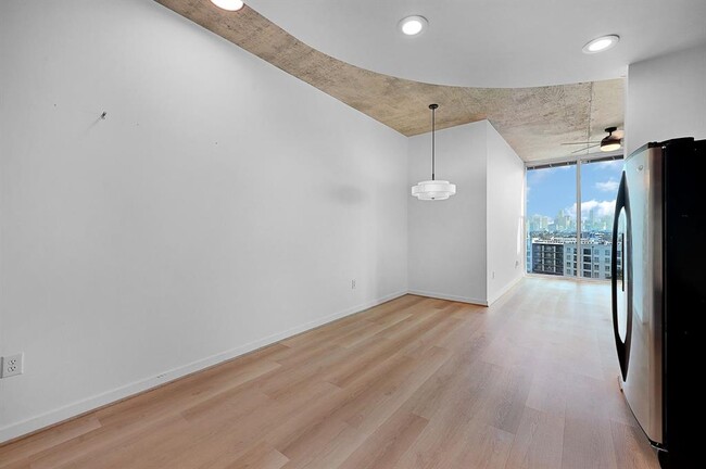 Building Photo - 5925 Almeda Rd