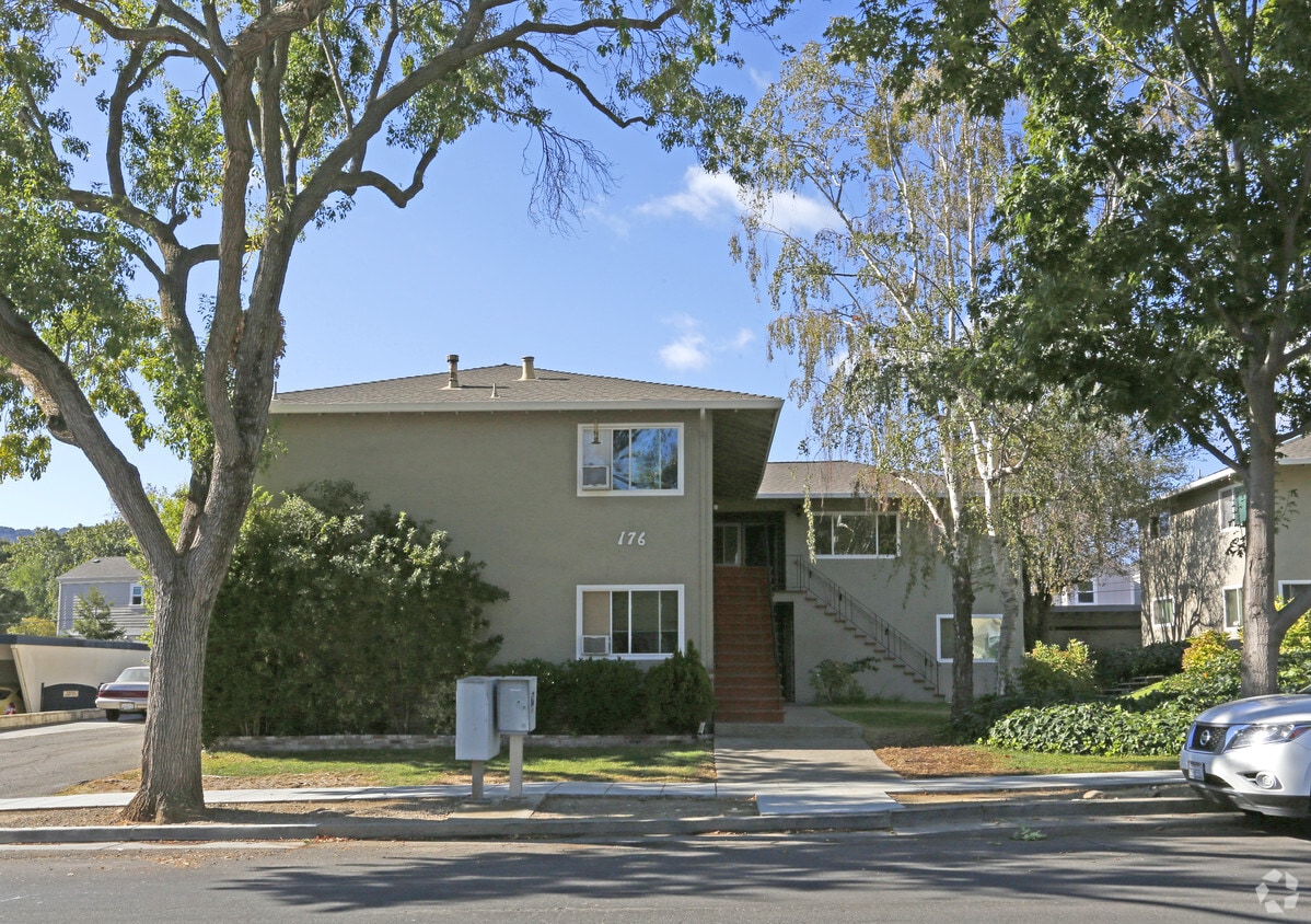 Building Photo - 176 Towne Ter