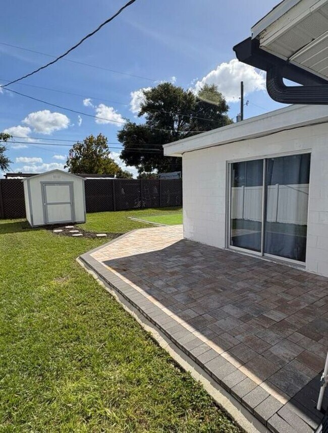 Foto del edificio - 3 Bedrooms on a fenced back yard and a sough after school zone Lawn Care included
