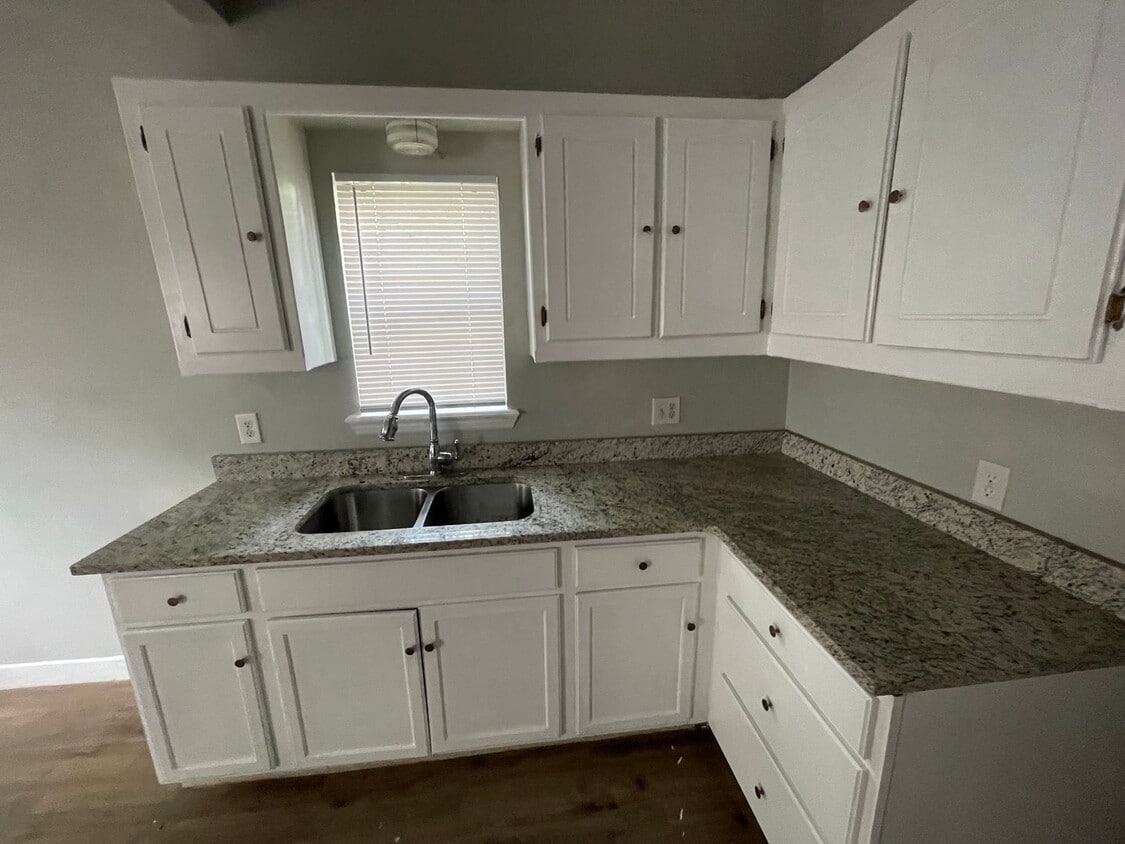 Building Photo - 2 bedroom, 1 bath