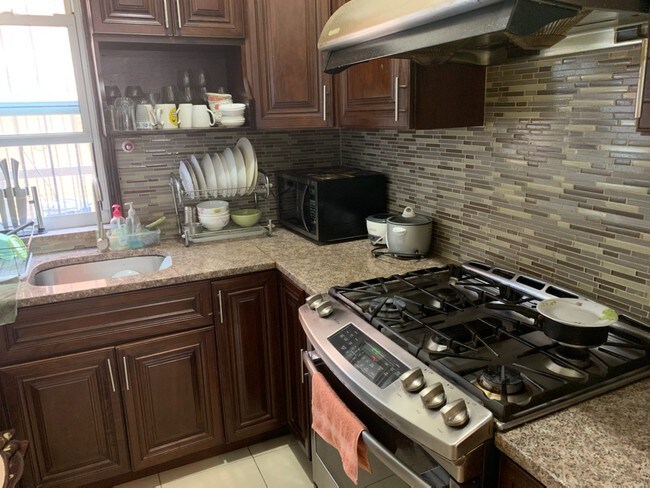 Building Photo - 50 AVENUE