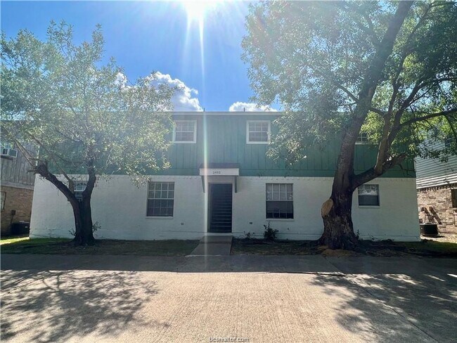 Building Photo - 2402 Jaguar Dr