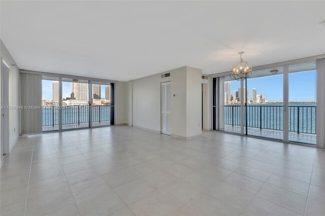 Building Photo - 801 N Venetian Dr
