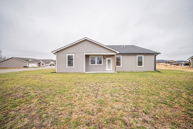 Foto del edificio - Please View 3D Virtual Walk-Through Before Scheduling a Showing