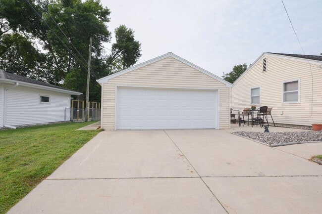 Building Photo - Ranch style apartment in duplex with finis...