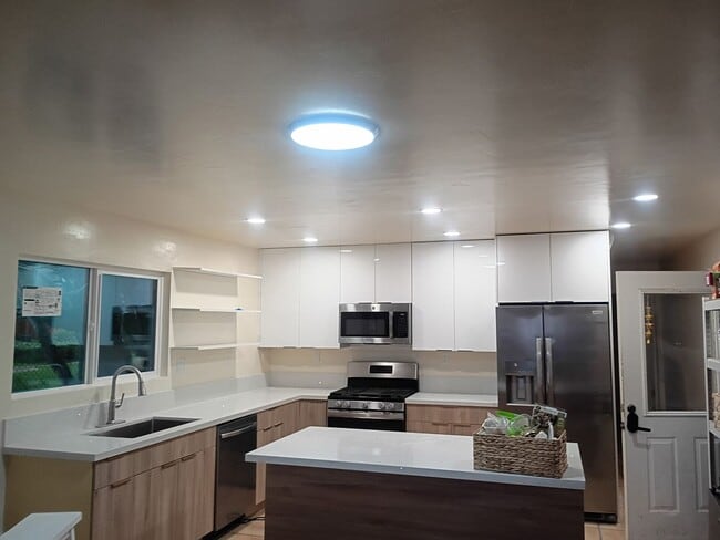 Building Photo - 6599 Del Playa Dr