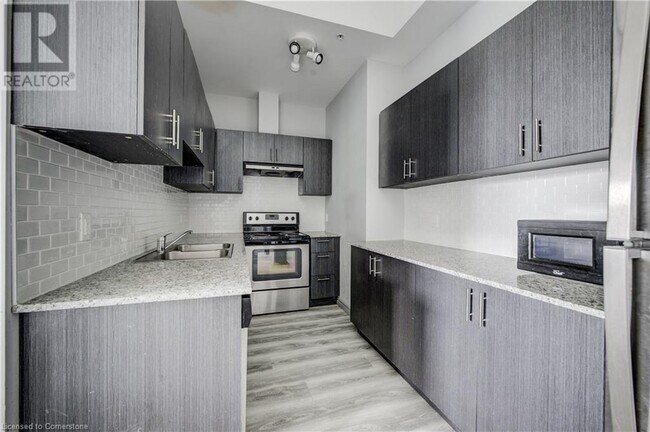 Building Photo - 275 Larch St