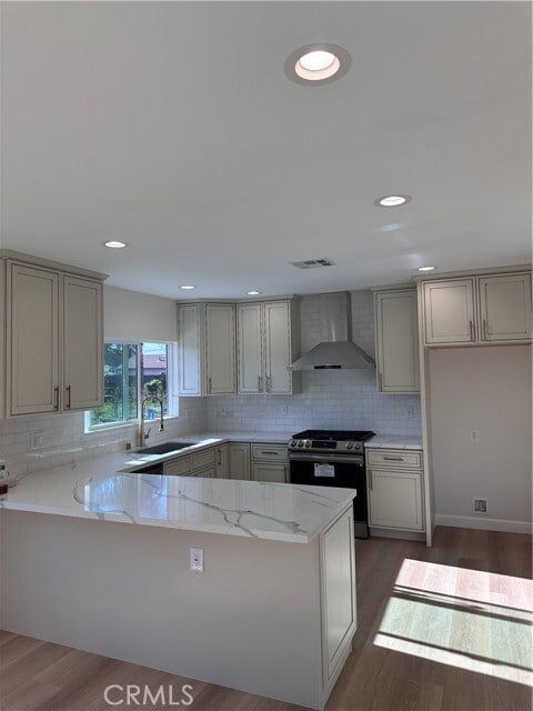 Building Photo - 565 E 12th St