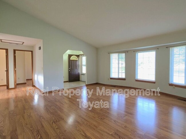 Building Photo - 338 W King Tut Rd