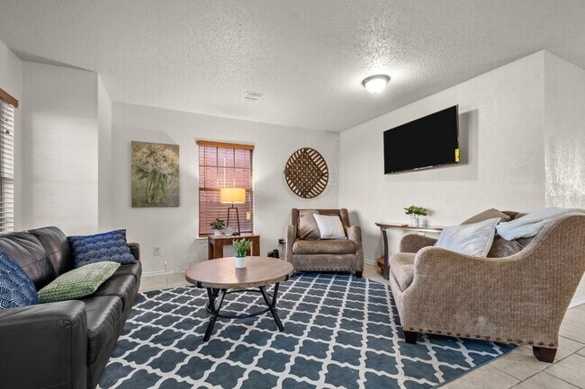 Building Photo - 2215 Capstan Dr