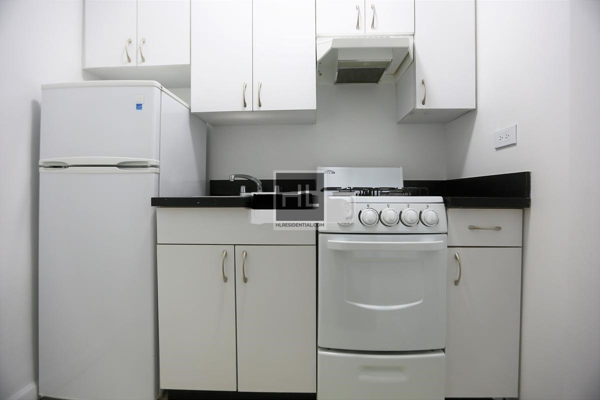 Building Photo - SPACIOUS STUDIO .LEXINGTON AVENUE