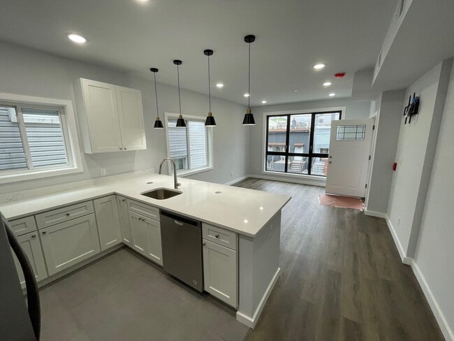 Building Photo - 566 57th St