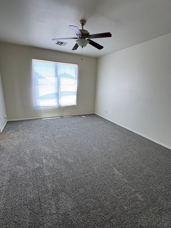 Building Photo - NEW PAINT, NEW CARPET Spacious 3 bedroom p...