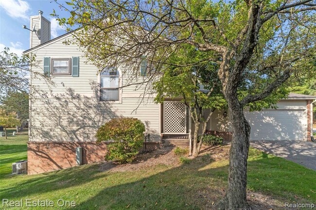 Building Photo - 5652 Drake Hollow Dr E