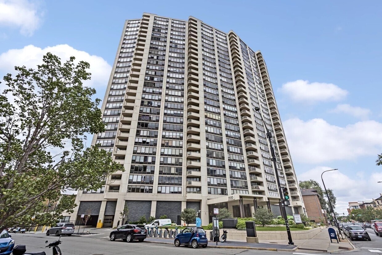 Exterior - 3930 N Pine Grove Ave
