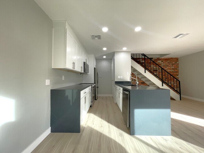 Foto del edificio - AVAILABLE NOW!! COMPLETELY REMODELED 2 Bed...