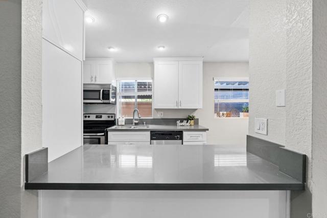 Foto del edificio - 3140 Midway Dr