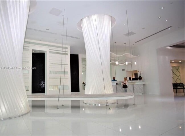 Foto del edificio - 350 S Miami Ave