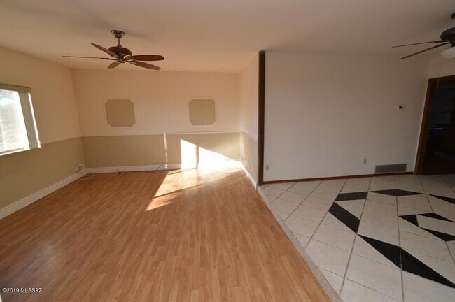 Foto del edificio - 5050 N Hillcrest Dr