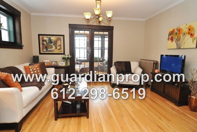 Foto del edificio - Main Floor Condo Available June 1st in Merriam Park, Original Woodwork & Built-ins, Sunroom, In U...