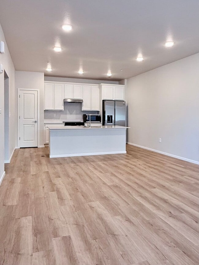 Building Photo - Modern 2-Bedroom Condo in Fort Collins - B...