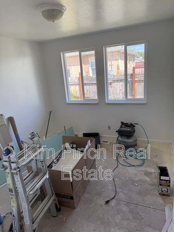 Building Photo - 826 750 W