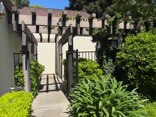 Building Photo - Gorgeous 2 bedroom 2 bath duplex in the trees