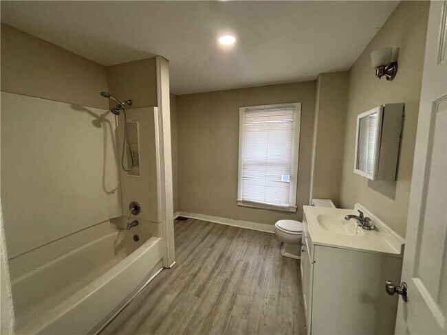 Foto del edificio - 373-375-375 Diven Ave