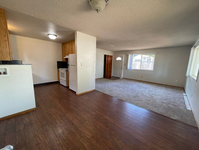 Building Photo - Coming Soon - 2 Bedroom, 1 Bath Duplex, Ne...